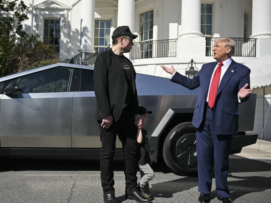 イーロン・マスク氏と米国のドナルド・トランプ大統領がサイバートラックの前に立つ様子（Mandel Ngan/AFP/Getty Images）